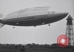 Standbild Würdenträger boarding British R101 Luftschiff Cardington England, 1930, aus Sekunde 59 historischem Filmmaterial Videoclip 65675075507