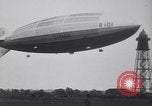 Standbild Würdenträger boarding British R101 Luftschiff Cardington England, 1930, aus Sekunde 60 historischem Filmmaterial Videoclip 65675075507