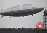 Standbild Würdenträger boarding British R101 Luftschiff Cardington England, 1930, aus Sekunde 61 historischem Filmmaterial Videoclip 65675075507