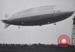 Standbild Würdenträger boarding British R101 Luftschiff Cardington England, 1930, aus Sekunde 62 historischem Filmmaterial Videoclip 65675075507