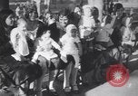 Immagine di Native American Indian bambino di nome Princess of America Lawrence Kansas USA, 1930, secondo 12 filmato di repertorio 65675075512