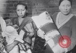 Immagine di Native American Indian bambino di nome Princess of America Lawrence Kansas USA, 1930, secondo 16 filmato di repertorio 65675075512