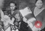Immagine di Native American Indian bambino di nome Princess of America Lawrence Kansas USA, 1930, secondo 18 filmato di repertorio 65675075512