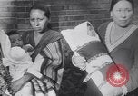 Immagine di Native American Indian bambino di nome Princess of America Lawrence Kansas USA, 1930, secondo 19 filmato di repertorio 65675075512