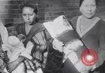 Immagine di Native American Indian bambino di nome Princess of America Lawrence Kansas USA, 1930, secondo 20 filmato di repertorio 65675075512