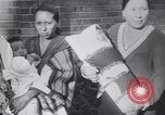 Immagine di Native American Indian bambino di nome Princess of America Lawrence Kansas USA, 1930, secondo 21 filmato di repertorio 65675075512