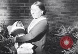 Immagine di Native American Indian bambino di nome Princess of America Lawrence Kansas USA, 1930, secondo 22 filmato di repertorio 65675075512