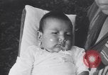 Immagine di Native American Indian bambino di nome Princess of America Lawrence Kansas USA, 1930, secondo 27 filmato di repertorio 65675075512