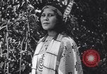 Immagine di Native American Indian bambino di nome Princess of America Lawrence Kansas USA, 1930, secondo 46 filmato di repertorio 65675075512