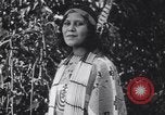 Immagine di Native American Indian bambino di nome Princess of America Lawrence Kansas USA, 1930, secondo 47 filmato di repertorio 65675075512