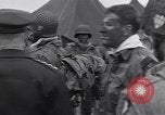 Standbild USA Fallschirmjäger Vereinigtes Königreich, 1944, aus Sekunde 27 historischem Filmmaterial Videoclip 65675075531