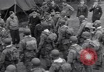 Standbild USA Fallschirmjäger Vereinigtes Königreich, 1944, aus Sekunde 32 historischem Filmmaterial Videoclip 65675075531