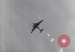 Standbild USA Fallschirmjäger Pacific Theater, 1943, aus Sekunde 39 historischem Filmmaterial Videoclip 65675075534