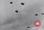 Standbild USA Fallschirmjäger Pacific Theater, 1943, aus Sekunde 46 historischem Filmmaterial Videoclip 65675075534