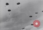 Standbild USA Fallschirmjäger Pacific Theater, 1943, aus Sekunde 48 historischem Filmmaterial Videoclip 65675075534