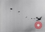 Standbild USA Fallschirmjäger Pacific Theater, 1943, aus Sekunde 53 historischem Filmmaterial Videoclip 65675075534