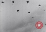 Standbild USA Fallschirmjäger Pacific Theater, 1943, aus Sekunde 58 historischem Filmmaterial Videoclip 65675075534