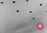 Standbild USA Fallschirmjäger Pacific Theater, 1943, aus Sekunde 59 historischem Filmmaterial Videoclip 65675075534