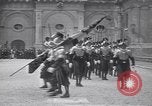 Image Les gardes suisses prêtent serment Cité du Vatican à Rome Italie, 1930, de la seconde 4 séquences d'archives historiques vidéo 65675075537
