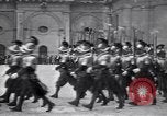 Image Les gardes suisses prêtent serment Cité du Vatican à Rome Italie, 1930, de la seconde 10 séquences d'archives historiques vidéo 65675075537