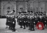 Image Les gardes suisses prêtent serment Cité du Vatican à Rome Italie, 1930, de la seconde 11 séquences d'archives historiques vidéo 65675075537