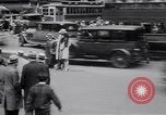Image jaywalkers New York City USA, 1930, de la seconde 10 séquences d'archives historiques vidéo 65675075545