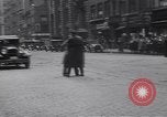 Image jaywalkers New York City USA, 1930, de la seconde 22 séquences d'archives historiques vidéo 65675075545