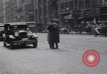 Image jaywalkers New York City USA, 1930, de la seconde 23 séquences d'archives historiques vidéo 65675075545