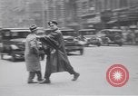 Image jaywalkers New York City USA, 1930, de la seconde 26 séquences d'archives historiques vidéo 65675075545