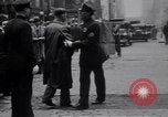 Image jaywalkers New York City USA, 1930, de la seconde 62 séquences d'archives historiques vidéo 65675075545