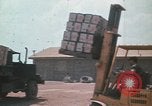 Standbild Montagnards angehören Soldaten Pleiku Süd Vietnam, 1969, aus Sekunde 15 historischem Filmmaterial Videoclip 65675075554