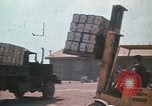 Standbild Montagnards angehören Soldaten Pleiku Süd Vietnam, 1969, aus Sekunde 16 historischem Filmmaterial Videoclip 65675075554