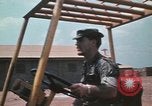 Standbild Montagnards angehören Soldaten Pleiku Süd Vietnam, 1969, aus Sekunde 27 historischem Filmmaterial Videoclip 65675075554