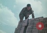 Standbild Montagnards angehören Soldaten Pleiku Süd Vietnam, 1969, aus Sekunde 46 historischem Filmmaterial Videoclip 65675075554