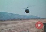 Standbild Montagnards angehören Soldaten Pleiku Süd Vietnam, 1969, aus Sekunde 54 historischem Filmmaterial Videoclip 65675075554