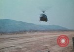 Standbild Montagnards angehören Soldaten Pleiku Süd Vietnam, 1969, aus Sekunde 55 historischem Filmmaterial Videoclip 65675075554