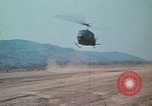Standbild Montagnards angehören Soldaten Pleiku Süd Vietnam, 1969, aus Sekunde 56 historischem Filmmaterial Videoclip 65675075554