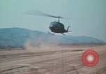 Standbild Montagnards angehören Soldaten Pleiku Süd Vietnam, 1969, aus Sekunde 57 historischem Filmmaterial Videoclip 65675075554