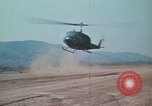 Standbild Montagnards angehören Soldaten Pleiku Süd Vietnam, 1969, aus Sekunde 58 historischem Filmmaterial Videoclip 65675075554