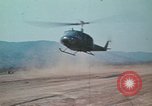 Standbild Montagnards angehören Soldaten Pleiku Süd Vietnam, 1969, aus Sekunde 59 historischem Filmmaterial Videoclip 65675075554