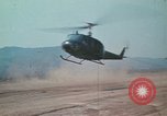 Standbild Montagnards angehören Soldaten Pleiku Süd Vietnam, 1969, aus Sekunde 60 historischem Filmmaterial Videoclip 65675075554