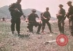 Standbild Montagnards angehören Soldaten Pleiku Süd Vietnam, 1969, aus Sekunde 8 historischem Filmmaterial Videoclip 65675075555