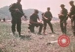 Standbild Montagnards angehören Soldaten Pleiku Süd Vietnam, 1969, aus Sekunde 9 historischem Filmmaterial Videoclip 65675075555