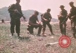 Standbild Montagnards angehören Soldaten Pleiku Süd Vietnam, 1969, aus Sekunde 10 historischem Filmmaterial Videoclip 65675075555