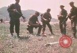 Standbild Montagnards angehören Soldaten Pleiku Süd Vietnam, 1969, aus Sekunde 11 historischem Filmmaterial Videoclip 65675075555