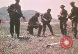 Standbild Montagnards angehören Soldaten Pleiku Süd Vietnam, 1969, aus Sekunde 12 historischem Filmmaterial Videoclip 65675075555