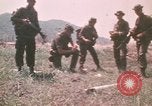 Standbild Montagnards angehören Soldaten Pleiku Süd Vietnam, 1969, aus Sekunde 13 historischem Filmmaterial Videoclip 65675075555