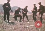 Standbild Montagnards angehören Soldaten Pleiku Süd Vietnam, 1969, aus Sekunde 14 historischem Filmmaterial Videoclip 65675075555