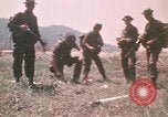 Standbild Montagnards angehören Soldaten Pleiku Süd Vietnam, 1969, aus Sekunde 15 historischem Filmmaterial Videoclip 65675075555