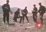 Standbild Montagnards angehören Soldaten Pleiku Süd Vietnam, 1969, aus Sekunde 16 historischem Filmmaterial Videoclip 65675075555